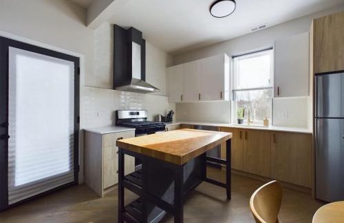 West Town Casa | 2 BR with Soaking Tub and Onsite Parking