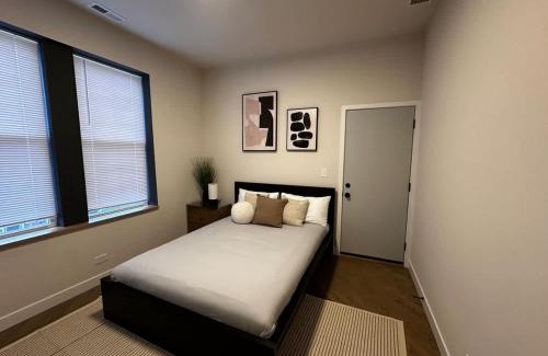 West Town Casa | 2 BR with Soaking Tub and Onsite Parking