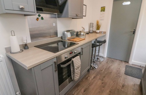 Clitheroe Cabaña | 2 BROOK STREET, character holiday cottage, with a garden in Clitheroe