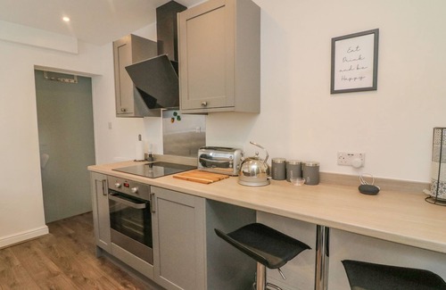 Clitheroe Cabaña | 2 BROOK STREET, character holiday cottage, with a garden in Clitheroe