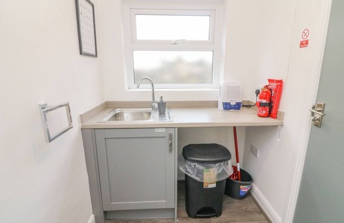 Clitheroe Cabaña | 2 BROOK STREET, character holiday cottage, with a garden in Clitheroe