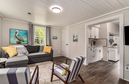South Haven Cabina | 2 Cabins| HotTub | Pickleball | FirePit | King Bed