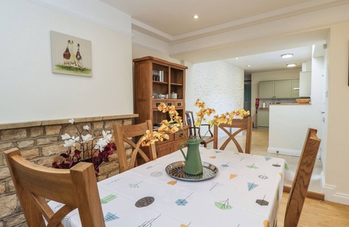 Chipping Norton Cabaña | 2 CHURCH STREET, pet friendly, with open fire in Chipping Norton