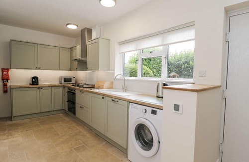 Chipping Norton Cabaña | 2 CHURCH STREET, pet friendly, with open fire in Chipping Norton