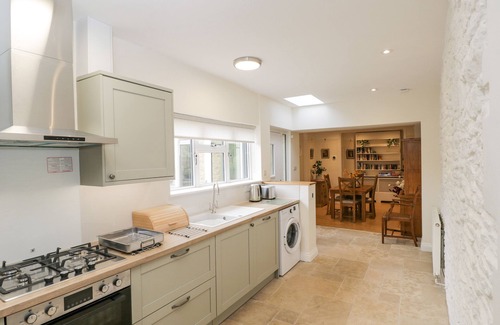 Chipping Norton Cabaña | 2 CHURCH STREET, pet friendly, with open fire in Chipping Norton