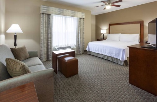 Kutzky Park Hotel | 2 Comfortable Accommodation! Kitchen, Pet-Friendly, Indoor Pool!