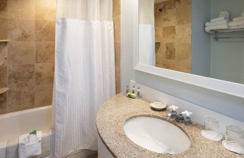 St. Pete Beach Hotel | 2 Comfortable Rooms By The Beach, Parking, Swimming Pools!