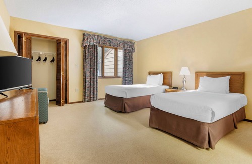 Sapphire Complejo | 2 Comfortable Units Close to Ski Sapphire Valley! Pool, Gym, Free Parking