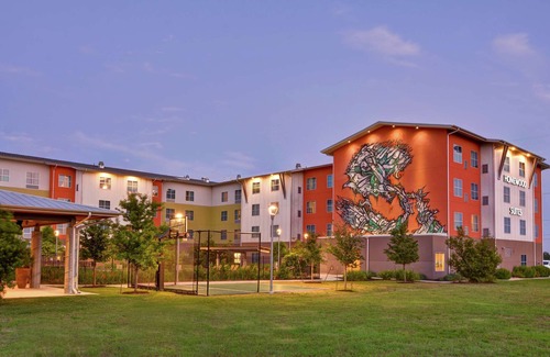 McNeil Apartamento | 2 Connecting Suites at a Hotel