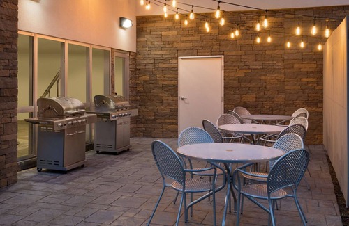 Roanoke Apartamento | 2 Connecting Suites at a Hotel