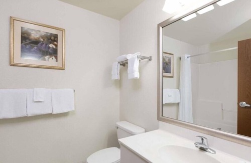 Des Moines Casa | 2 Connecting Suites at a Hotel