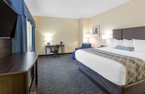 Des Moines Casa | 2 Connecting Suites at a Hotel