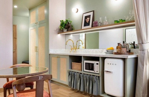 Hyde Park Hotel | 2 Convenient Rooms With Kitchenette In Hyde Village, Pets Are Allowed!