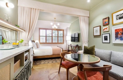 Hyde Park Hotel | 2 Convenient Rooms With Kitchenette In Hyde Village, Pets Are Allowed!
