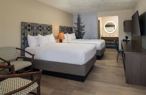 Port Angeles Hotel | 2 Convenient Units! Outdoor Pool, Pets Allowed Near Valley Creek Estuary Park!