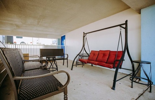 Clear Lake Shores Hotel | 2 Convenient Units w/ Access to Kemah Boardwalk Access | Deck with Marina View