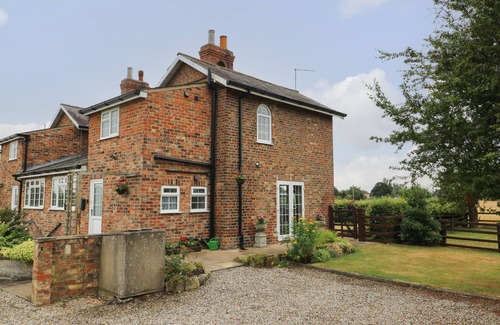 Stockton on the Forest Cabaña | 2 CROSSLANDS, with a garden in Stockton-On-The-Forest