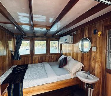 Labuan Bajo Alquiler De Eote | 2 Days Private Charter Boat best komodo tour