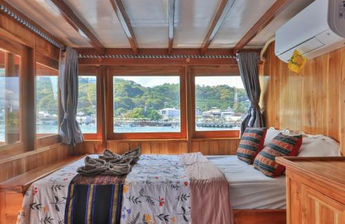 Labuan Bajo Alquiler De Eote | 2 Days Private Charter Boat best komodo tour