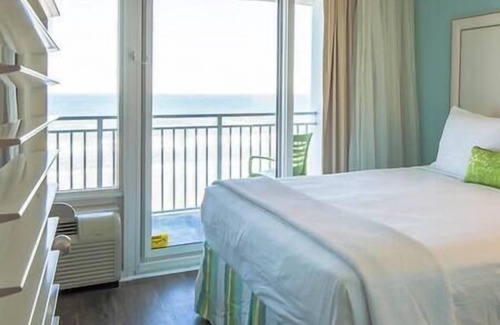 Daytona Beach Shores Hotel | 2 Daytona SeasBreeze Resort, Pool, Hot Tub
