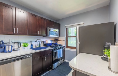 Hasbrouck Heights Apartamento | 2 DEEP Discounted Apts by American Dream, Sleeps 8