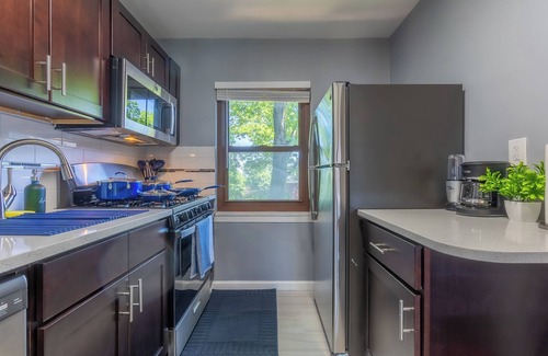 Hasbrouck Heights Apartamento | 2 DEEP Discounted Apts by American Dream, Sleeps 8