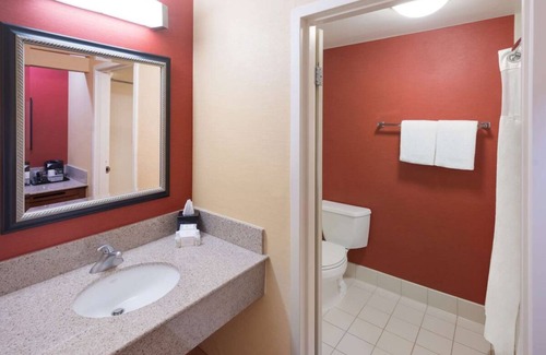 Auburn Hills Complejo | 2 Deluxe King Units, Perfect for Families, Indoor Swimming Pool & Pet-friendly!