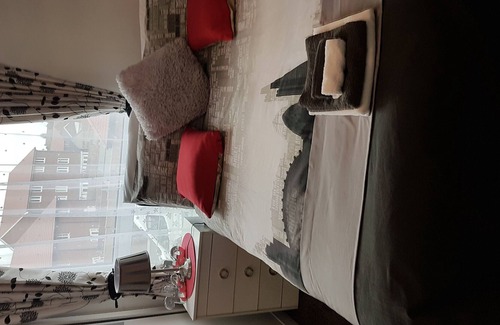 Ebbsfleet Valley Apartamento | 2 habitaciones dobles para 2 personas en cada uno. Baño privado / bañera y ducha, TV propia y WiFi gratis.
