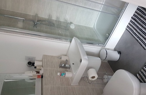 Ebbsfleet Valley Apartamento | 2 habitaciones dobles para 2 personas en cada uno. Baño privado / bañera y ducha, TV propia y WiFi gratis.