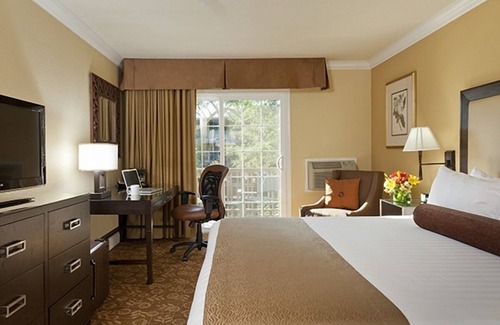 Barron Park Hotel | 2 Eco-Friendly Room with Free Breakfast, Outdoor Pool, Balcony & Parking