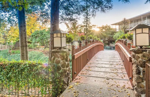 Barron Park Hotel | 2 Eco-Friendly Room with Free Breakfast, Outdoor Pool, Balcony & Parking
