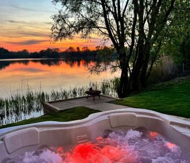 Frognall Casa | 2 Elm Water lakeside hideaway