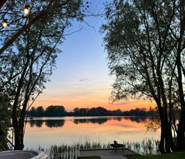 Frognall Casa | 2 Elm Water lakeside hideaway
