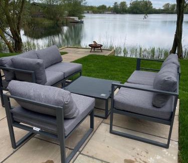 Frognall Casa | 2 Elm Water lakeside hideaway