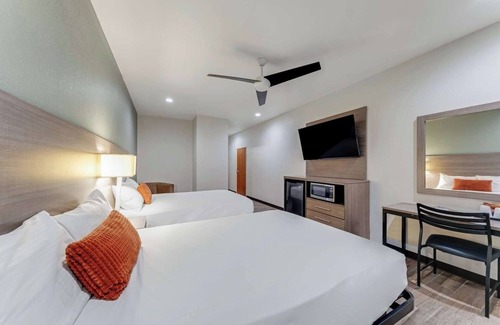 Eastside Promise Neighborhood Hotel | 2 Family-Friendly Rooms w/ Free Breakfast – Near San Antonio Attractions