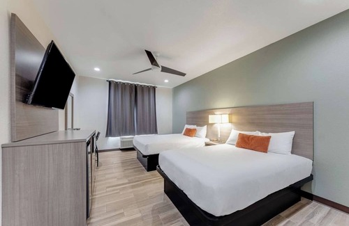 Eastside Promise Neighborhood Hotel | 2 Family-Friendly Rooms w/ Free Breakfast – Near San Antonio Attractions