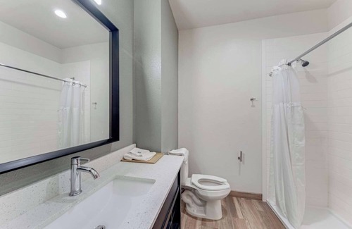 Eastside Promise Neighborhood Hotel | 2 Family-Friendly Rooms w/ Free Breakfast – Near San Antonio Attractions