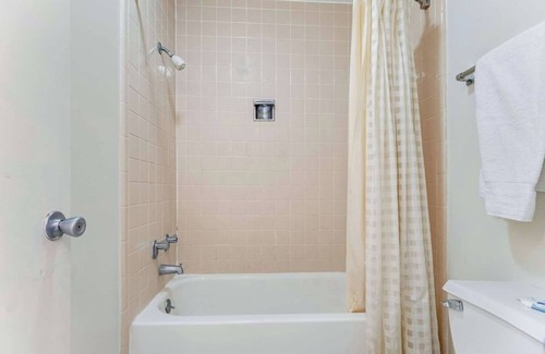 Eastside Promise Neighborhood Hotel | 2 Family-Friendly Rooms Near DT Entertainment Venues w/ Free Breakfast
