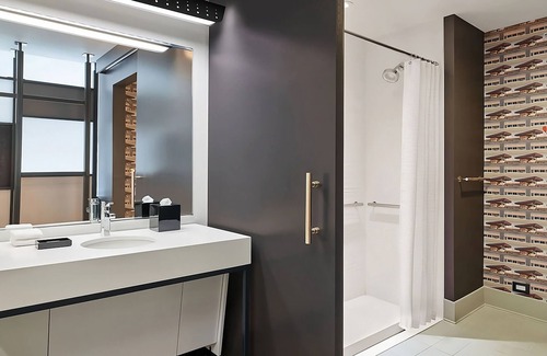 Portland Hotel | 2 Family Ready Rooms | Pet-Friendly Stay, Walking Distance to Museum of Art