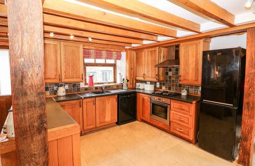 Haverfordwest Cabaña | 2 FENTON HOME FARM, pet friendly, with hot tub in Haverfordwest