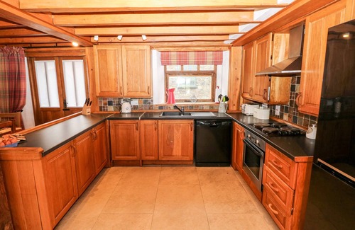 Haverfordwest Cabaña | 2 FENTON HOME FARM, pet friendly, with hot tub in Haverfordwest