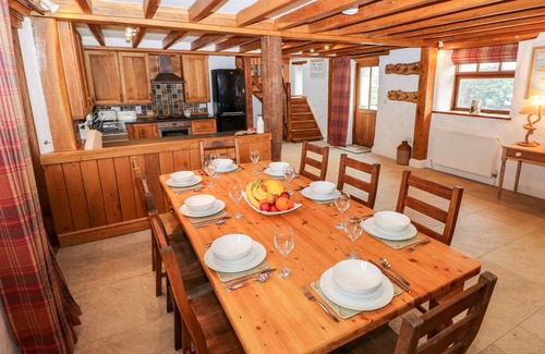 Haverfordwest Cabaña | 2 FENTON HOME FARM, pet friendly, with hot tub in Haverfordwest