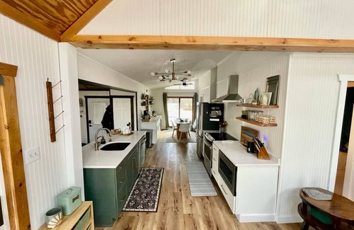 Locust Lake Village Chalet De Esquí | 2 Full Baths, Fireplace, Steps to Lake, In Woods