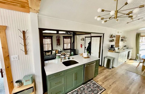 Locust Lake Village Chalet De Esquí | 2 Full Baths, Fireplace, Steps to Lake, In Woods