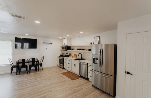 Waco Casa | 2 Full Units Quiet Culdesac w/ Private Pickleball - Sleeps 10