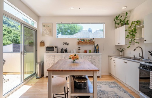 Calabasas Apartamento | 2 Gorgeous Apartments for the Price of 1: Comfy beds, Fireplace, Mountain View