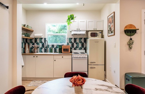 Calabasas Apartamento | 2 Gorgeous Apartments for the Price of 1: Comfy beds, Fireplace, Mountain View