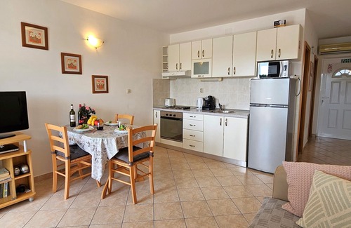 Cove Makarac (Milna) Apartamento | 2 excelentes piscinas y terrazas, a solo 100 metros de la playa, fabulosas vistas al balcón