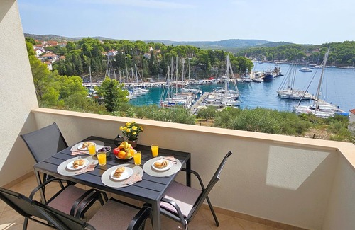 Cove Makarac (Milna) Apartamento | 2 excelentes piscinas y terrazas, a solo 100 metros de la playa, fabulosas vistas al balcón