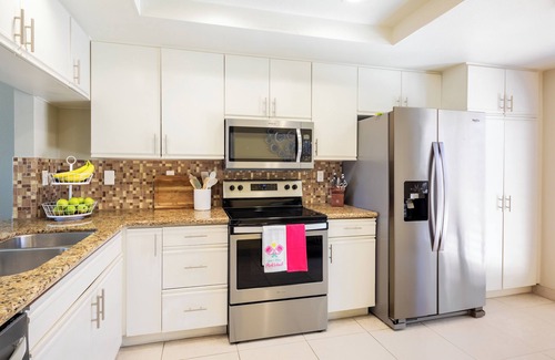 Palm Desert Condominio | 2 Guest Rooms on Tee Box #2 Palm Valley CC Includes Tennis & Athletic Membership